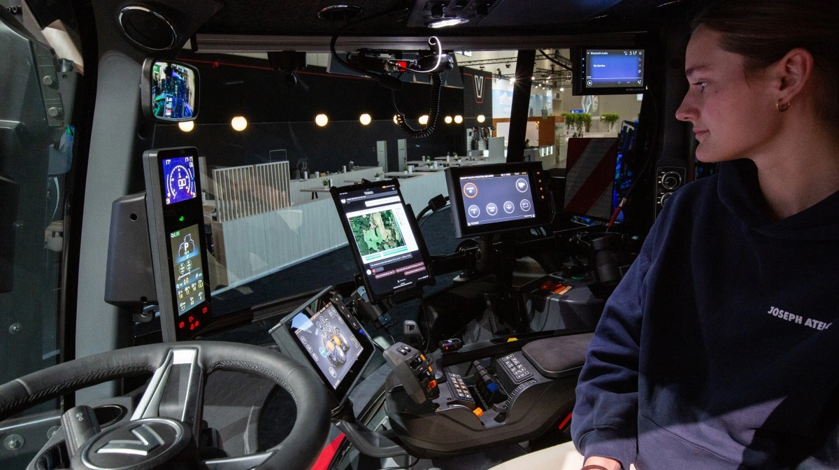 Valtra demonstrerede sin nye digitale Coach-funktion i Q305-serien ved Agritechnica 2025. Føreren kan via stemme eller tekst stille spørgsmål direkte til traktoren og få svar i form af tjeklister, grafer og illustrationer, alt sammen præsenteret på en brugerflade, der er optimeret til tablet og mobil. Målet er at gøre betjening og dataanvendelse lettere i det daglige markarbejde. Pressefotos