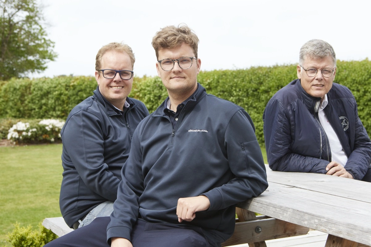 Jakob Helms (midten) er adm. direktør i Helms TMT-Centret A/S, sammen med sin bror Allan Helms (tv). Før dem var det deres far Kristian Helms (th), som var direktør. Arkivfoto: Erik Hansen