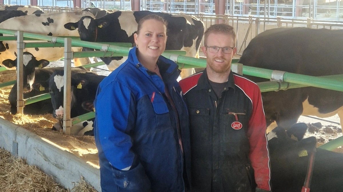 Jan og Rianne Blom driver mælkeproduktion ved Aggersund. Efter at de har introduceret Envirolac i deres foderblanding, oplever de både højere mælkefedt og mere stabile resultater. Pressefoto