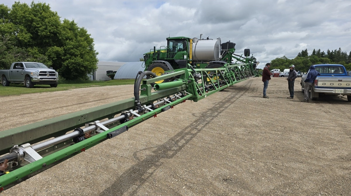 Der skal sprøjtes mod svamp på de 4.000 hektar med raps. Skadedyr er sjældent et problem i rapsen.