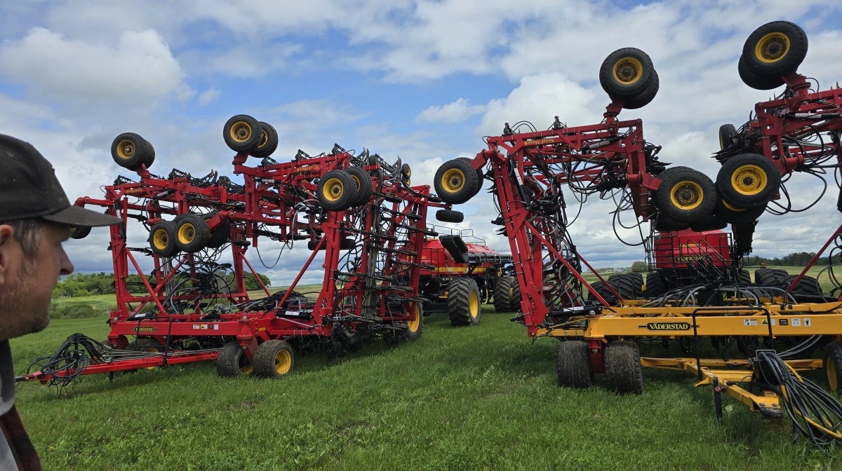 De to nuværende Seed Hawk såmaskiner sår hver i 70 fods bredde svarende til 21,3 meter.