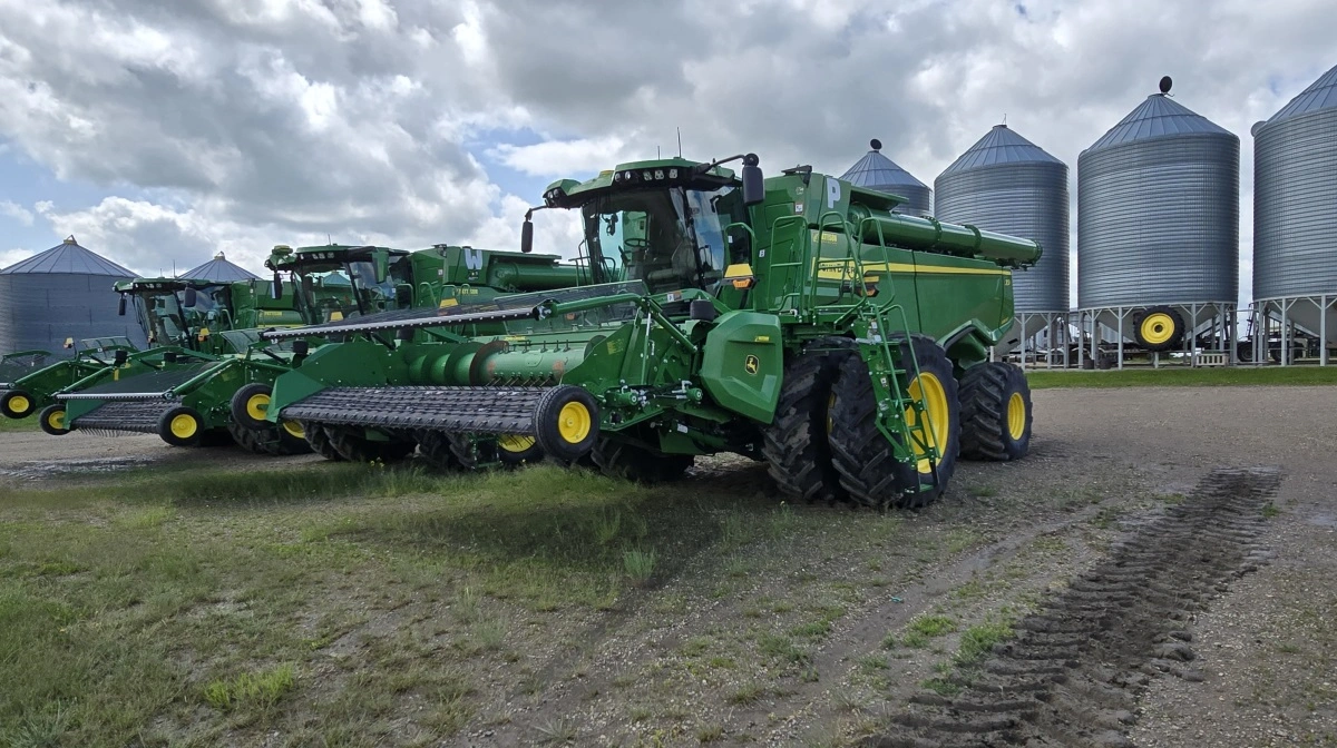 Bortset fra de to Väderstad såmaskiner er øvrige maskiner på farmen fra John Deere.