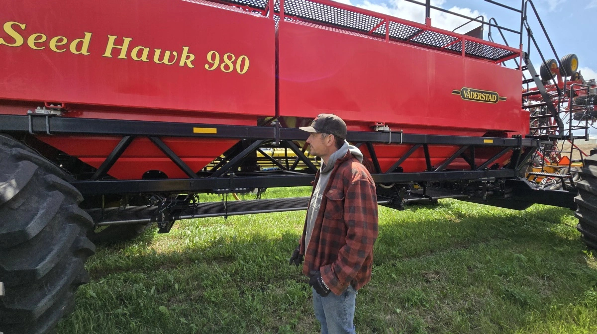 De fire store tanke på Seed Hawk 980 såmaskinen kan i alt rumme 980 bushels svarende til knap 27 tons i hvedesåsæd.