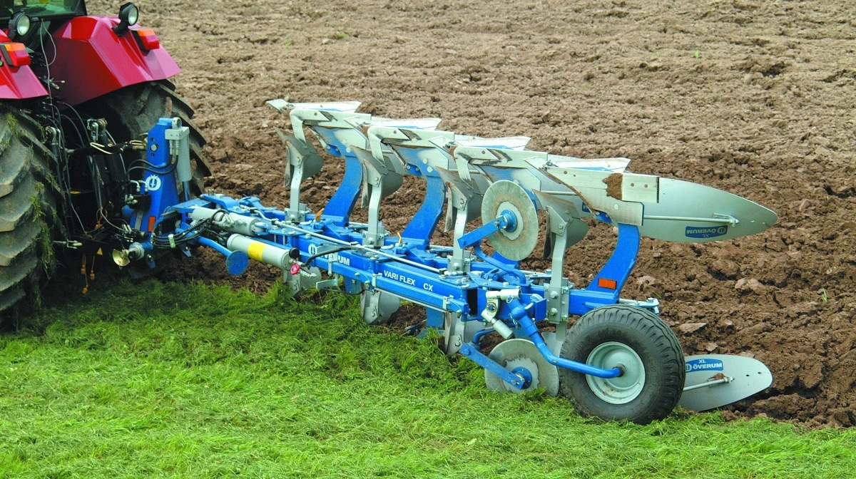 Efter måneder i uvished får Överum nu en ny begyndelse. Den velkendte blå vendeplov i marken symboliserer det traditionsrige maskinbrand, som Amlo Group og Fröjdia nu fører tilbage på svenske hænder efter årene i internationale koncerner. Arkivfoto