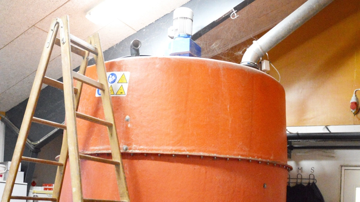 Anders Nykjær fra Engholm I/S ved Struer havde i efteråret 2023 store udfordringer med voldsom fejlgæring i vådfodertanken. Arkivfoto: Camilla Bønløkke