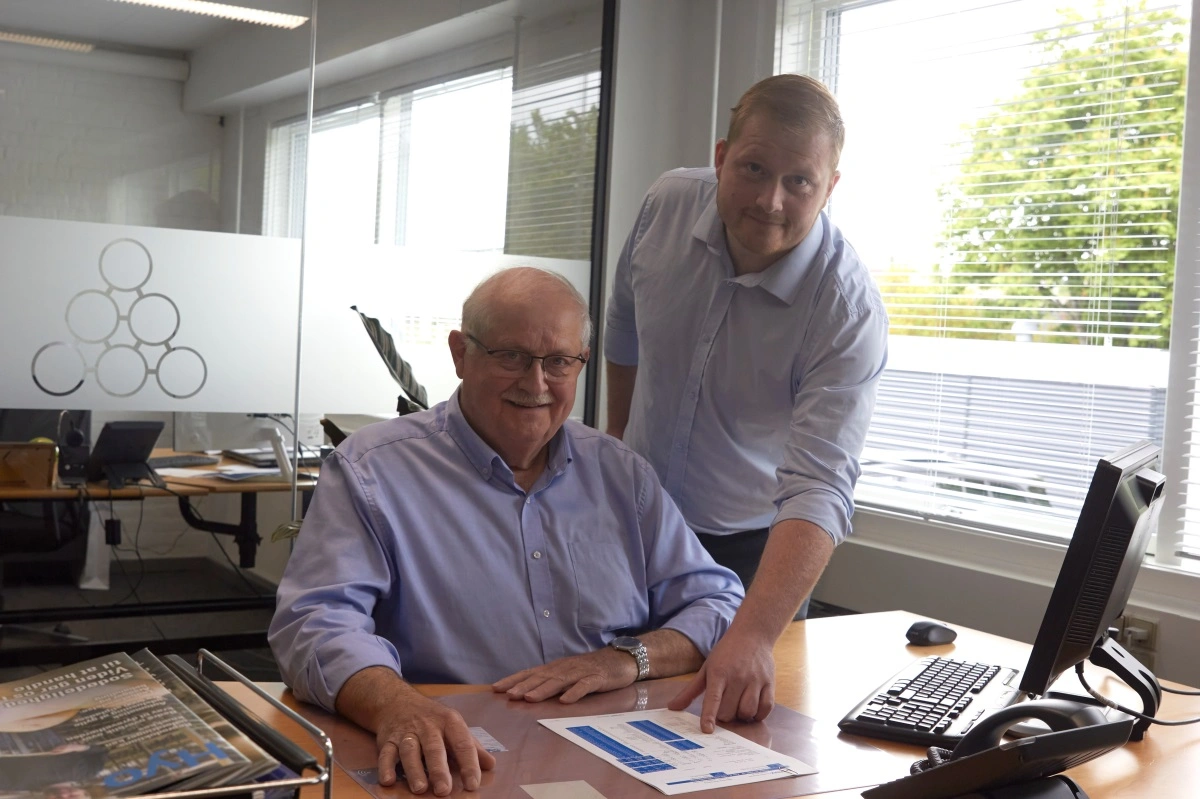 Palle Mortensen (th) overtog direktørposten fra sin far Poul Martin Mortensen (tv) i 2022. Arkivfoto: Tenna Bang