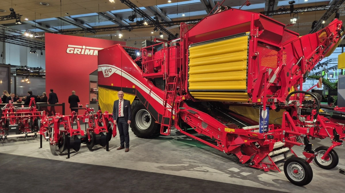 Der var sølvmedalje på Agritechnica til Grimmes Evo 2.80 MultiCrop, hvor den nye udskiftelige indføring giver mulighed for hurtigt at skifte mellem kartofler, løg og andre afgrøder. Her viser Per Rasmussen frem.