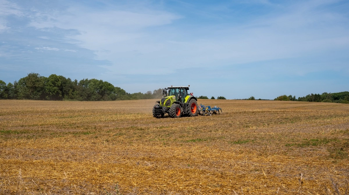 Claas Axion 870-traktoren i marken.
