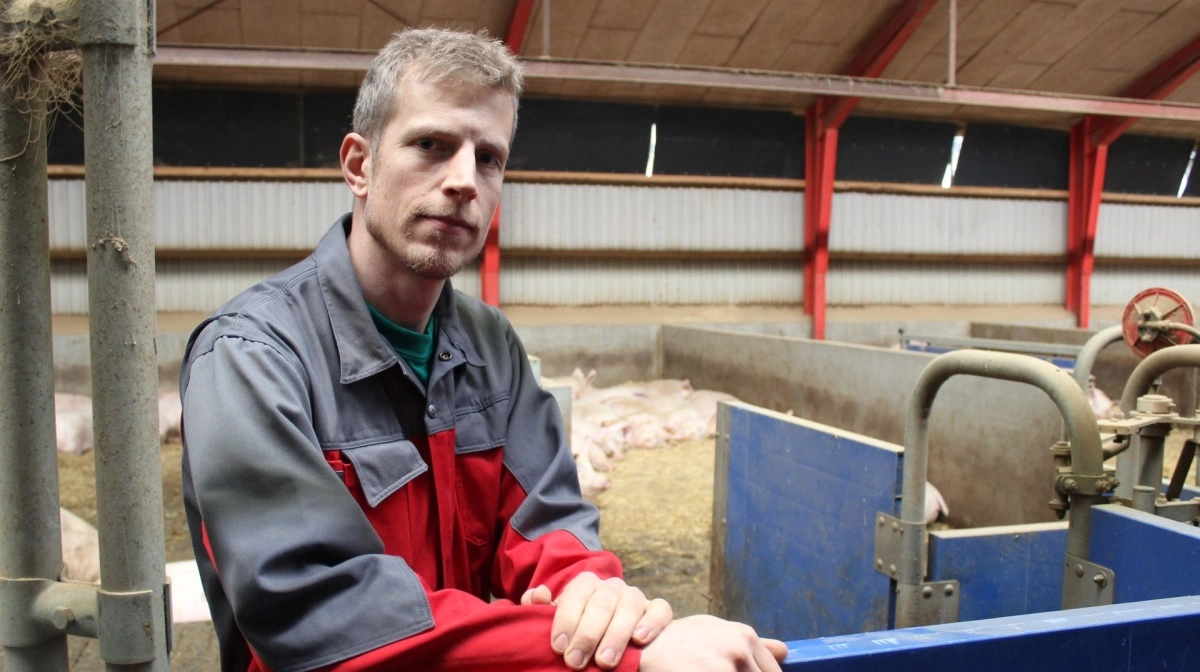 - Jeg tager en for holdet, lyder det fra formand for Danske Svineproducenter, Jeppe Bloch Nielsen, efter at optagelser fra indbrud i hans stalde skal anvendes i en ny dokumentar. - Hvis vi accepterer optagelser frembragt ved aktivistiske metoder, så er vi jo med til at blåstemple og gøre det legitimt, at medier i fremtiden bruger aktivistiske metoder, begrunder han foreningens politianmeldelse og begæring om forbud mod brug af optagelser i en ny TV 2-dokumentar. Arkivfoto: Anne Wolfenberg