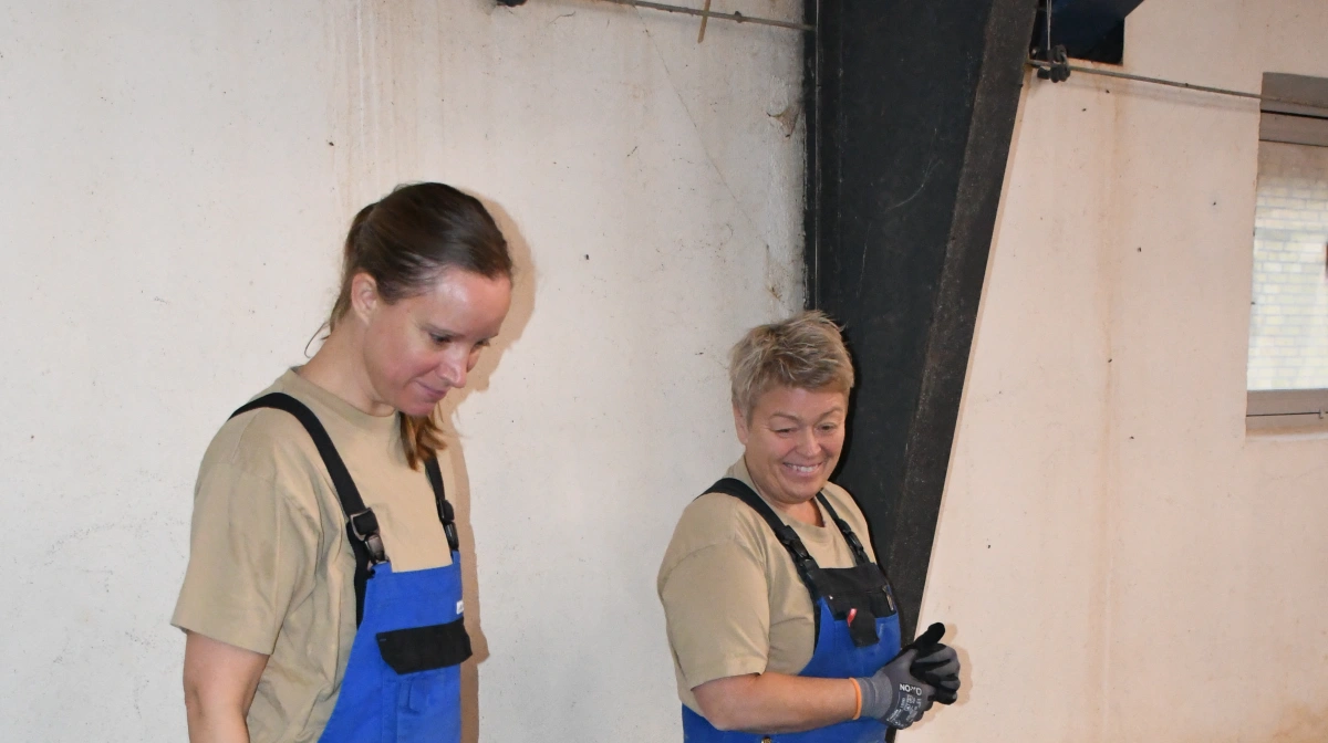 Mette Lundsgaard (th) til dyrlæge Sanne C. Leth fra Porcus under det månedlige dyrlægebesøg. Fotos: Camilla Bønløkke