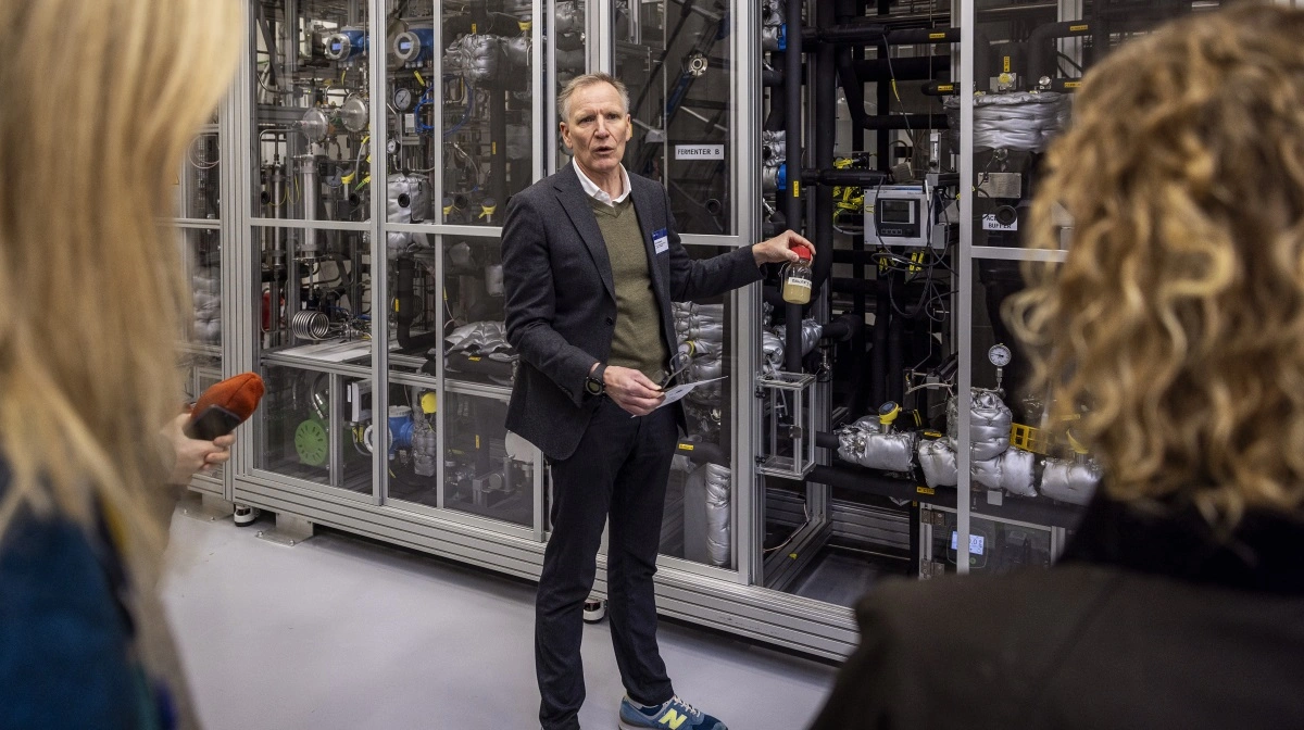 Lars Angenent, professor i klimabioteknologi ved Universität Tübingen i Tyskland og deltidsprofessor ved Aarhus Universitet, præsenterer det nye CO2-til-fødevarer-anlæg, som blev indviet den 21. november 2025. Foto: Anders Trærup, Aarhus Universitet