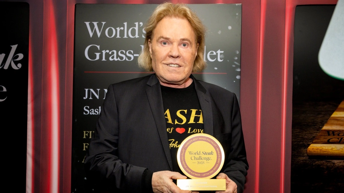 John Sashi, grundlægger af JN Meat International, med årets VM-trofæ. Den danske kødsommelier og producent sikrede sig yderligere ni guldmedaljer i 2025-udgaven af World Steak Challenge. Foto: World Steak Challenge