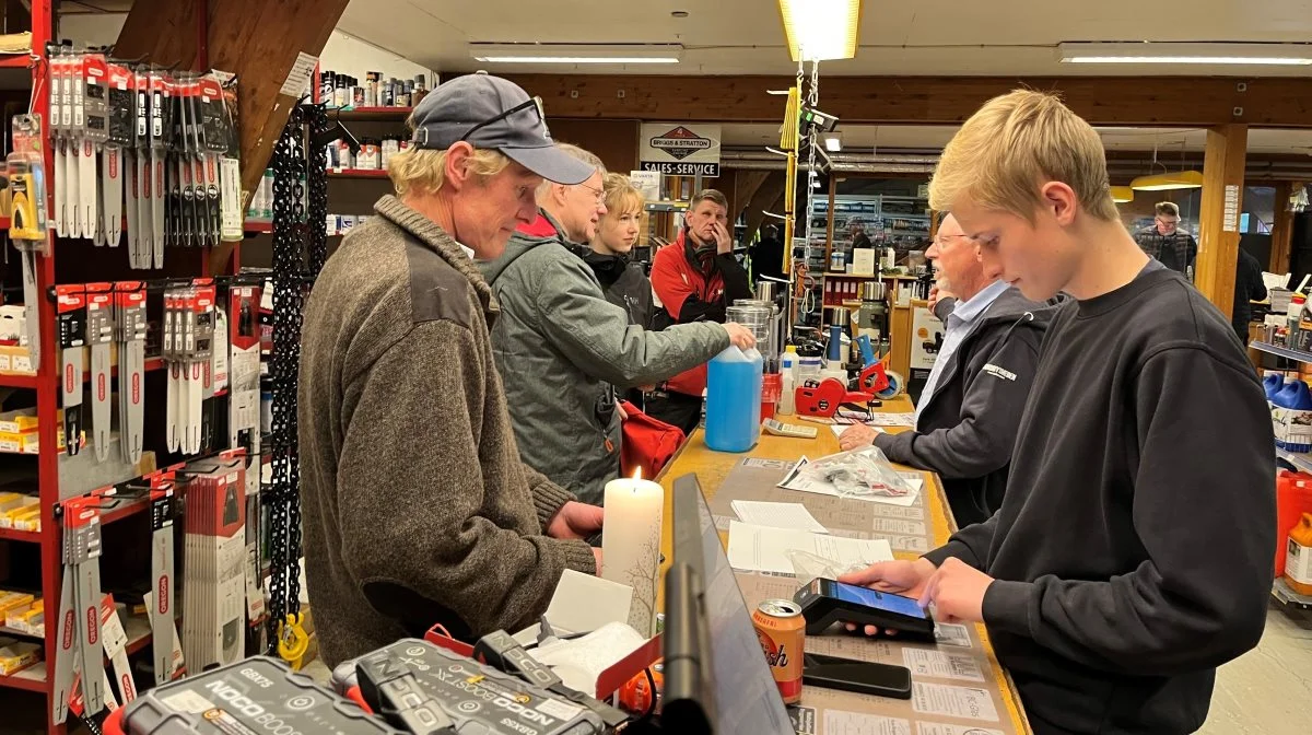 Mellem 400 og 500 gæster var til åbent hus-arrangementet i Sandby Smedie, og mange benyttede sig af de ekstra gode tilbud. Foto: Jesper Hallgren  