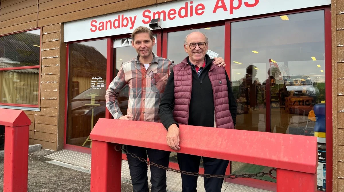 Henning Karlsen (th) driver i dag Sandby Smedie ApS sammen med sønnen Jan Karlsen (tv). Foto: Jesper Hallgren