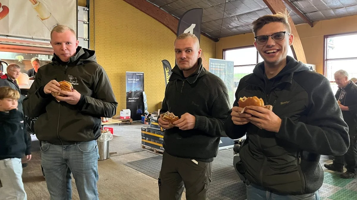De mange besøgende blev budt på blandt andre lækre flæskestegssandwich og pølser ad libitum. Foto: Jesper Hallgren