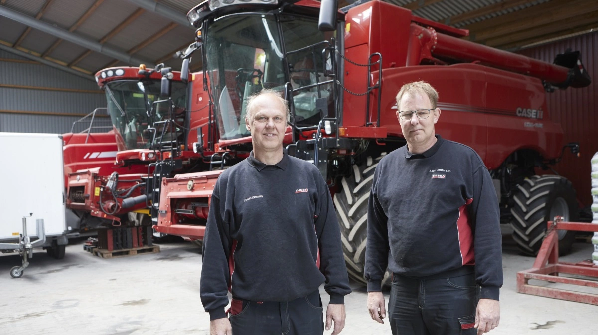 Siden 1964 har der i Frøslev været Case-IH forhandling, startende med David Brown. Indehaver Anders Andersen (tv) tager sig af værksted og lager, mens broderen Allan Andersen står for salgsarbejdet.