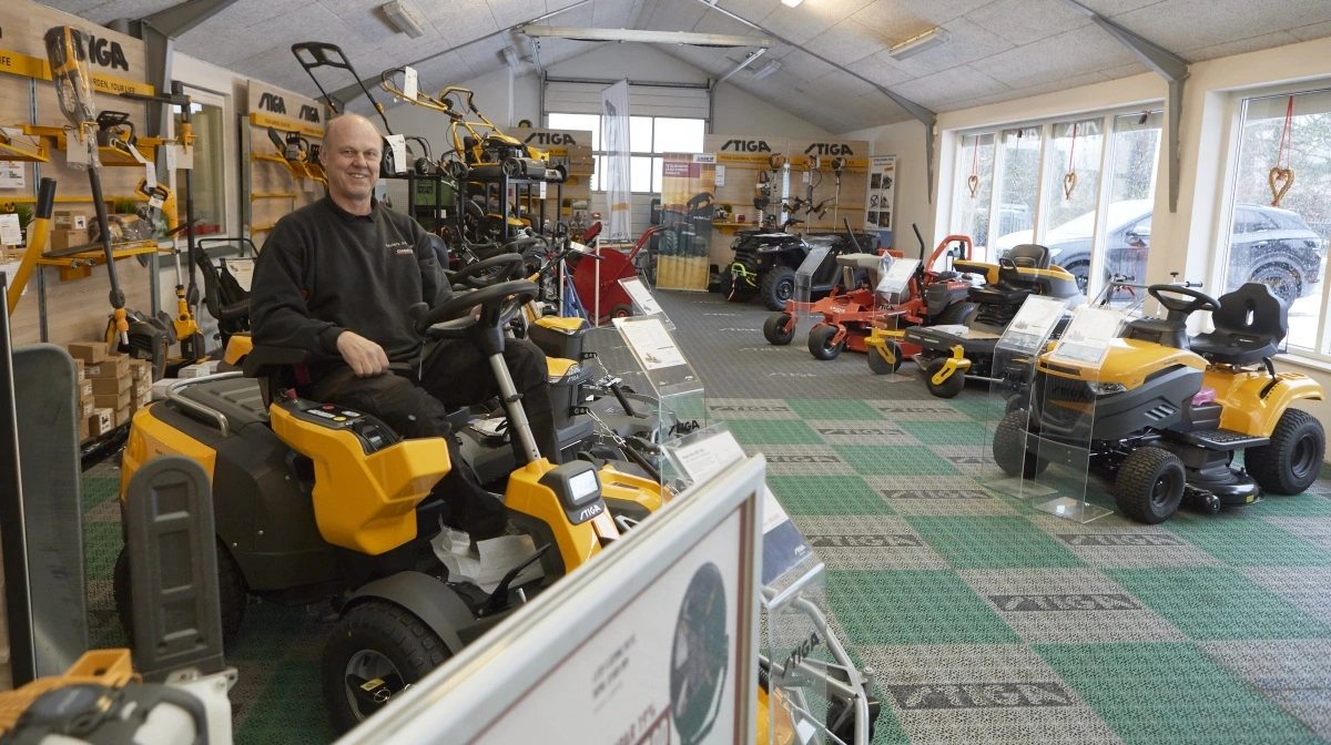 Udstillingslokalet rummer et stort udvalg af plænetraktorer og redskaber. Anders Andersen fortæller, der er i år er solgt 12-14 af denne største Stiga-model.
