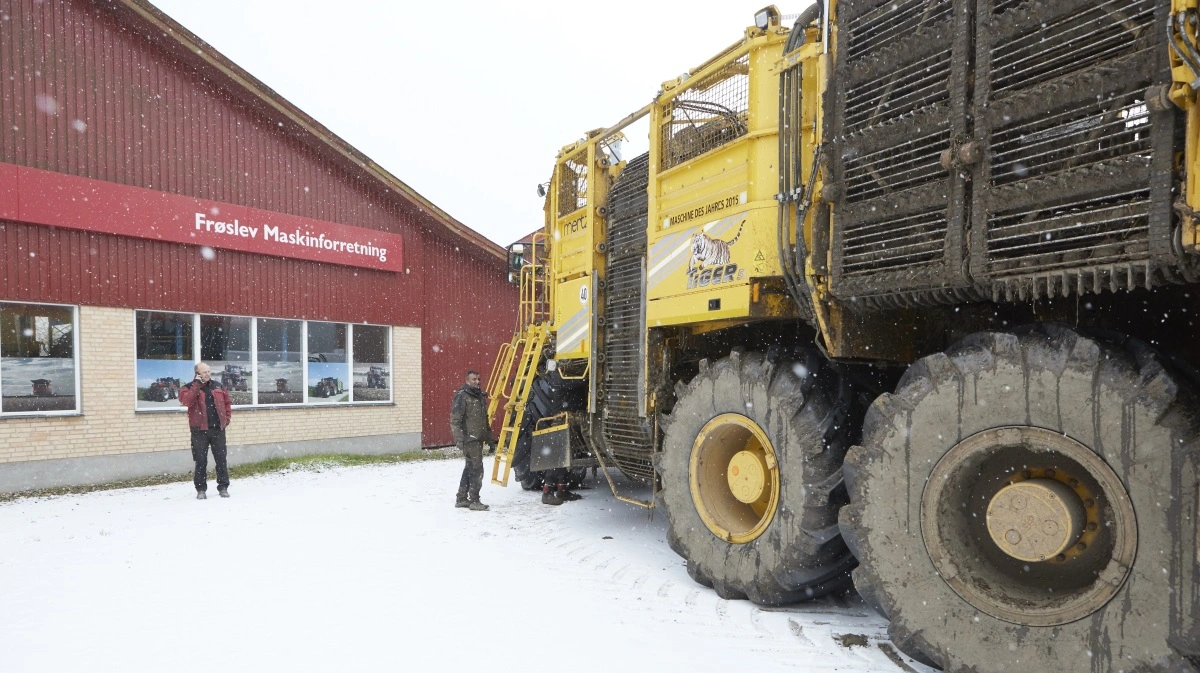 I sidste mandags snevejr kom denne Ropa roemaskine ind med et par olieslanger, som trængte til reparation. Maskinen ejes af Philip Raahauge, der på maskinstationsbasis tager mange af egnens sukkerroer op. Hans vurdering var denne dag, at han endnu manglede 120-130 hektar.