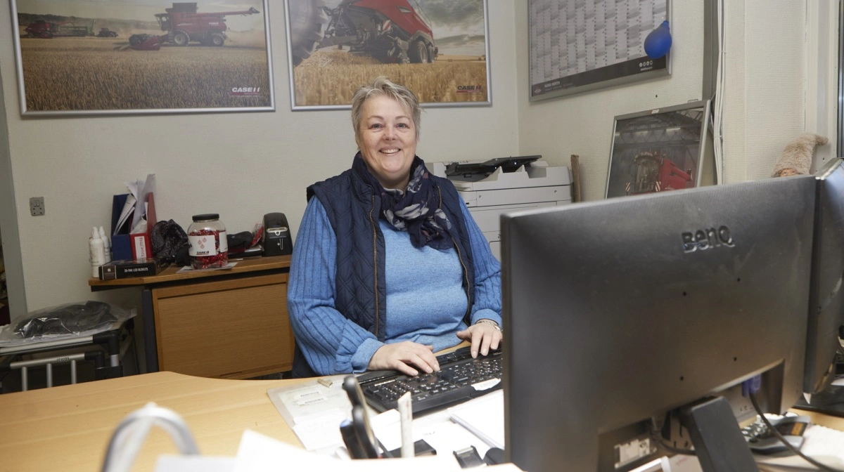 Ejerens hustru Tinne Andersen, der er uddannet skolelærer, passer nu bogholderiet og ekspeditionen, efter hans mor gået på pension. 82-årige Eva Andersen kommer dog stadig daglig i maskinforretningen for forefaldende arbejde. 