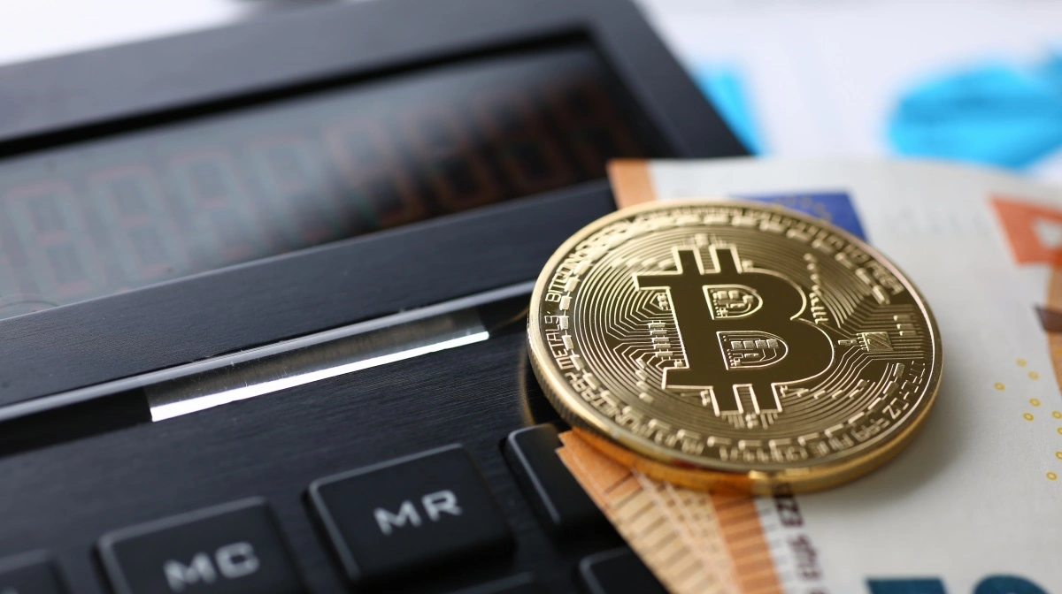 Mens aktierne finder fodfæste i et AI-drevet medvindsmiljø, kæmper kryptovalutaer som fx Bitcoin med efterårets kapitulationsstemning og en likviditet, der midlertidigt søger andre fortællinger. Modelfoto: Colourbox