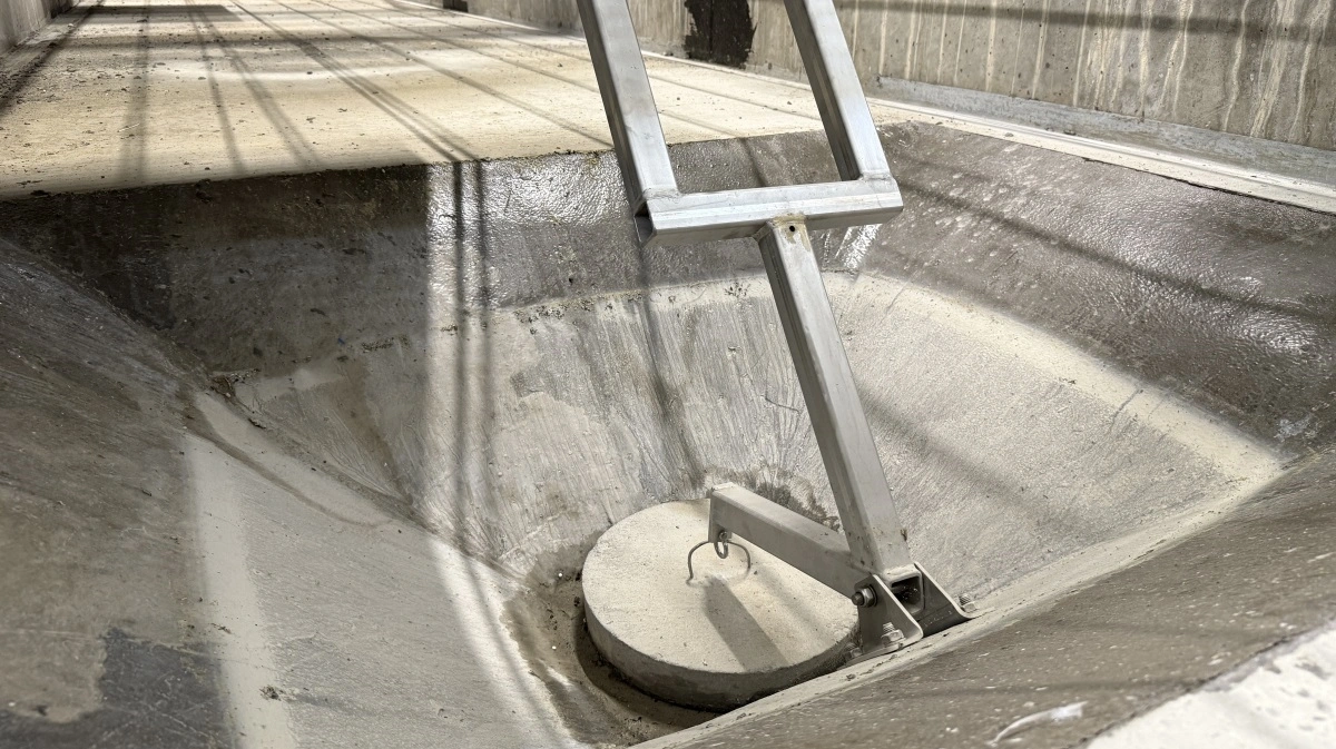 LJM´s HFS gylleudslusningssystem integreres i staldens linespilsanlæg og aktiveres herved via et styringsprogram. Det betyder, at gyllepropperne åbnes og lukkes automatisk på fastlagte tidspunkter hver dag. Systemet åbner mulighed for at bruge mere halm til grisene. Foto: LJM. 