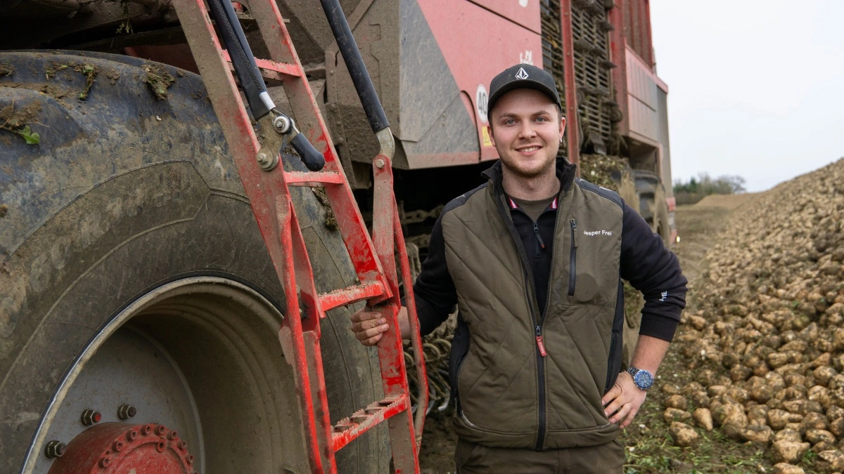 Dansk/schweiziske Jesper Frei blev bekendt med Agrifos gennem serien »Follow a Farmer«, og i dag kører han roeoptageren i driftsfællesskabet.
