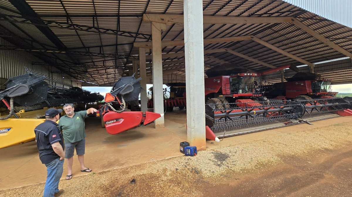 - Vi er ikke overmekaniseret, da vi reelt dyrker det dobbelte af vores 7.000 hektar med to afgrøder årligt, fortæller Amin Scherer foran sine otte mejetærskere.