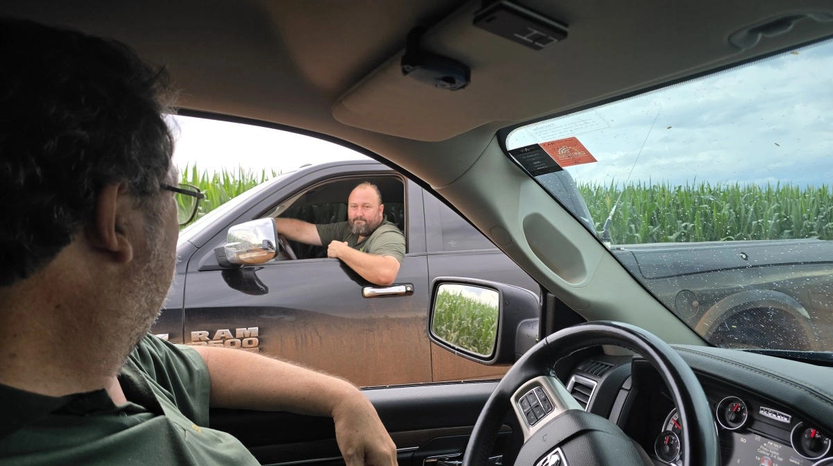 Der er 45 medarbejdere på Amin Scherers farm - her er det hans driftsleder, som han får en status af.