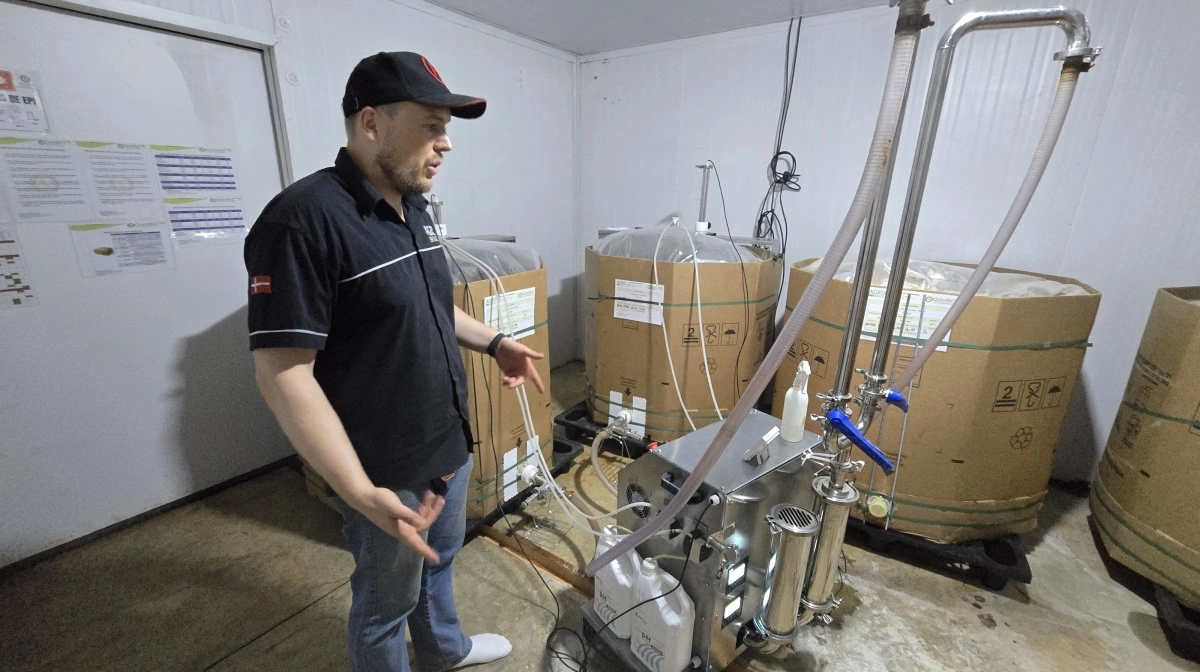 Peter Fruevang viser hans bedrifts kølerum og hjemmeproducerede biologiske planteværnsmidler i nyudviklede sæt med engangstanke, plastreaktor og bakterie- eller svampekultur. 