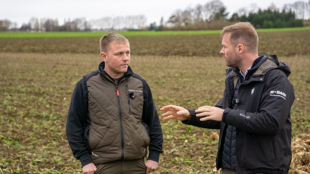 Fra venstre: Patrick Svendsen bliver markbrugsleder i Agrifos fra årsskiftet og får dermed mere ansvar og en større rolle i Follow a Farmer-serien. Her snakker han med Anders Christensen fra BASF.