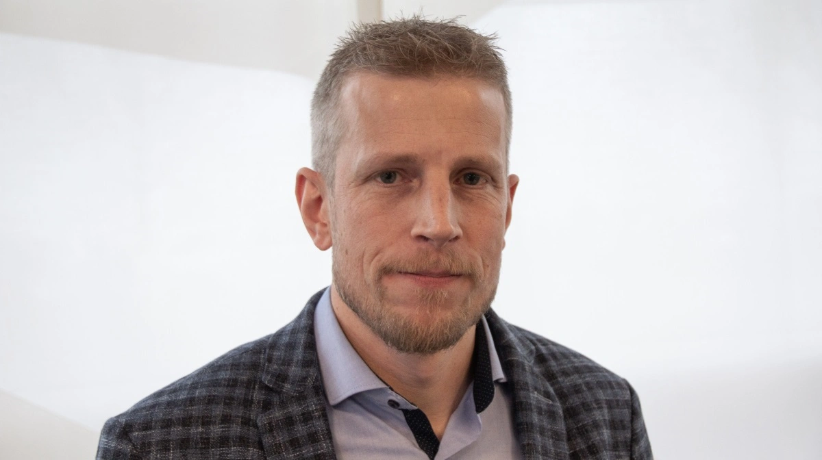 Man kan godt være åben over for pressen samtidig med, at man lægger sag an for at få stoppet ulovligheder. - Det ene udelukker ikke det andet, siger Jeppe Bloch Nielsen, der kritiserer Landbrug & Fødevarer for ikke at varetage landmændenes interesser godt nok i forbindelse med den nye TV 2-dokumentar. Arkivfoto: Morten Ipsen