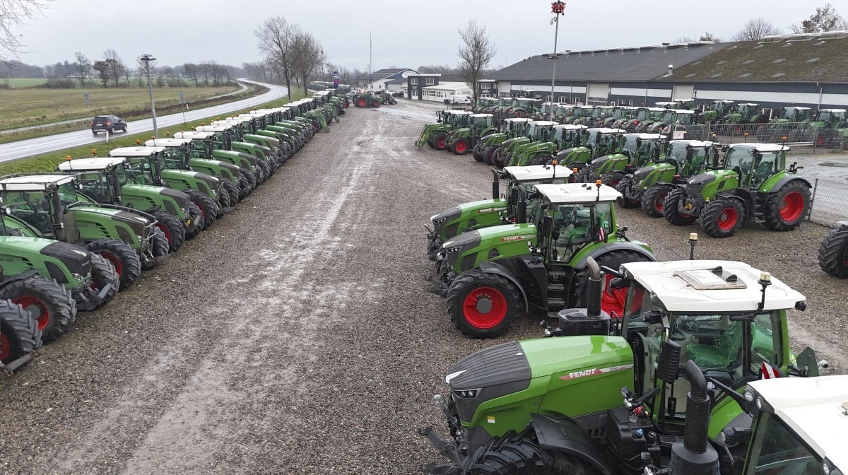 Ved en reception 3. januar markerer Underbjerg A/S Fendt Specialisten i Hellevad, er det er 30 år siden, det hele startede som auto- og traktorværksted i en nedlagt presenningfabrik (i baggrunden). Siden er virksomheden vokset til en årlig omsætning på 300-400 millioner kroner. På billedet et udsnit af de omkring 150 nyere og brugte Fendt-traktorer, som altid er på lager. 
