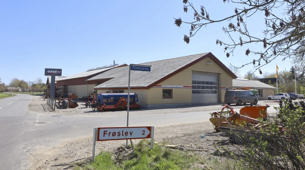 Frøslev Maskinforretning råder over 3.300 kvadratmeter. Forrest ved vejkrydset lå den oprindelige landsbysmedje, hvor det hele startede i 1900. Arkivfoto: Erik Hansen