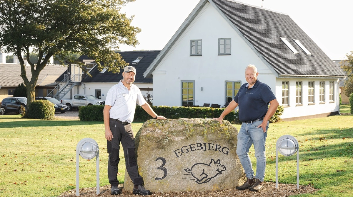 Egebjerg og Politigården nåede blot at være på markedet i ganske få uger. Nu er svineproduktionsejendommen ved Skibby på Sjælland solgt. Her ses sælger Flemming Risbjerg (tv) og mægler Frank Poll (th).