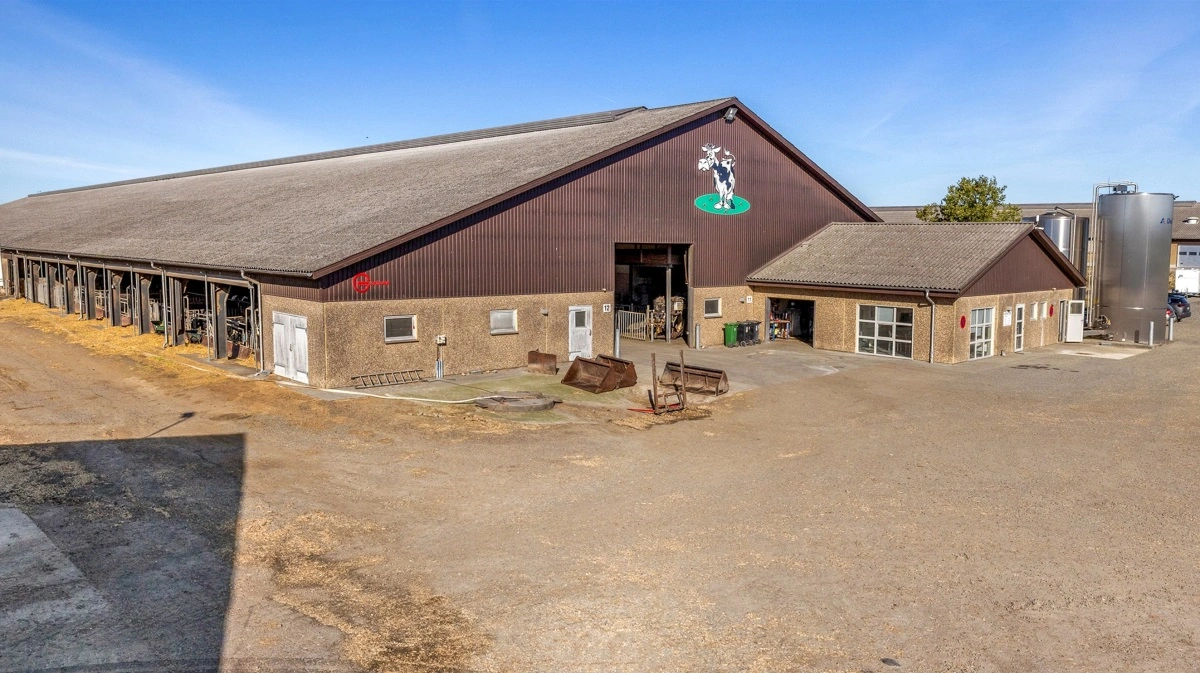 Den store kostald på hovedsædet er en central del af bedriften, der nu er udbudt til 140 millioner kroner.