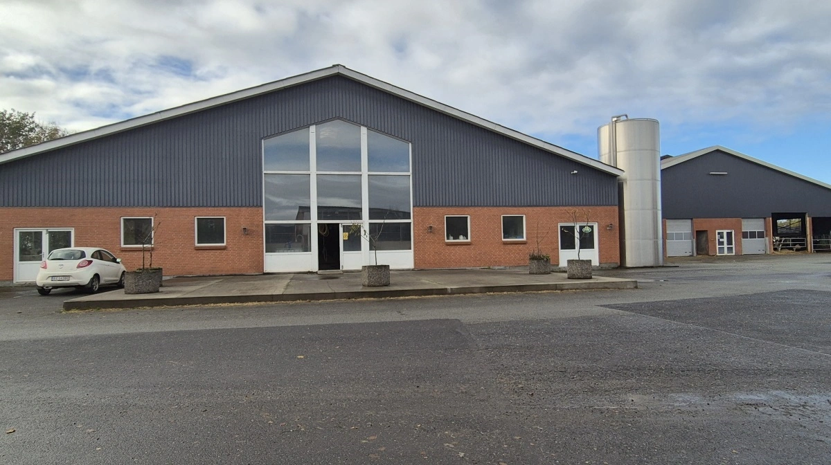 Ejendommen var udbudt til 127 millioner kroner. Jacob Skovgaard overtog den i et partnerskab med Frandsbjerg i sommeren 2023. Fotos: Tenna Bang