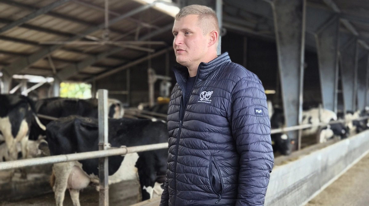 - Vi startede på 12.700 kg EKM og ligger lige nu på 13.400 kg EKM, fortæller Jacob Skovgaard, som drømmer om at bygge ny kostald. Fotos: Tenna Bang