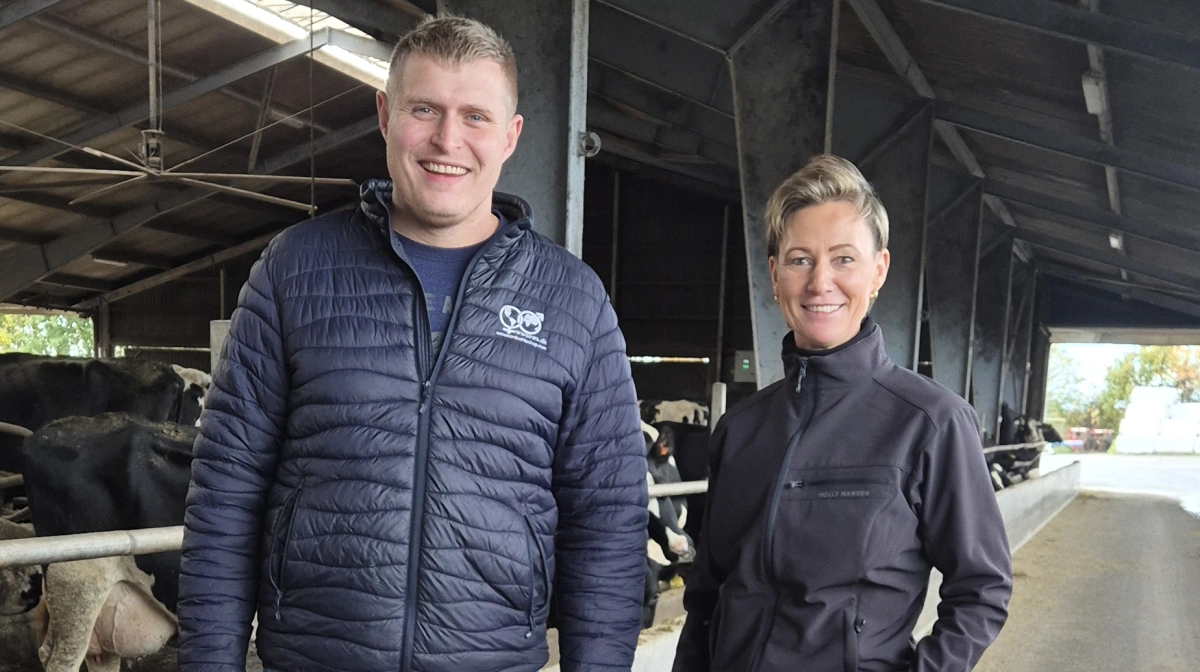 - At vi gik ind i et samarbejde med Jacob (tv) og Rebekka er en kombination af, at vi har troet på menneskerne, men også projektet i sin helhed. Det har givet mening og har passet ind i Frandsbjergs overordnede strategi om at vækste på landbrugssiden, og om at involvere sig i særligt nye, unge landmænd, fortæller Ninna Westphael (th), som er chef for kvægafdelingen i Frandsbjerg Invest.