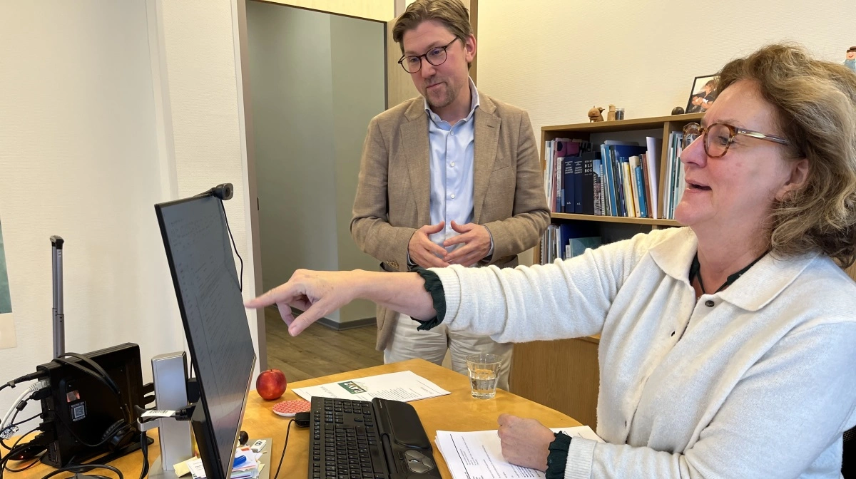 Tobias Gräs i samtale med sin nærmeste chef, direktør Annette Toft. Hun sætter ikke mindst pris på Tobias’ forståelse for udfordringerne på landet.