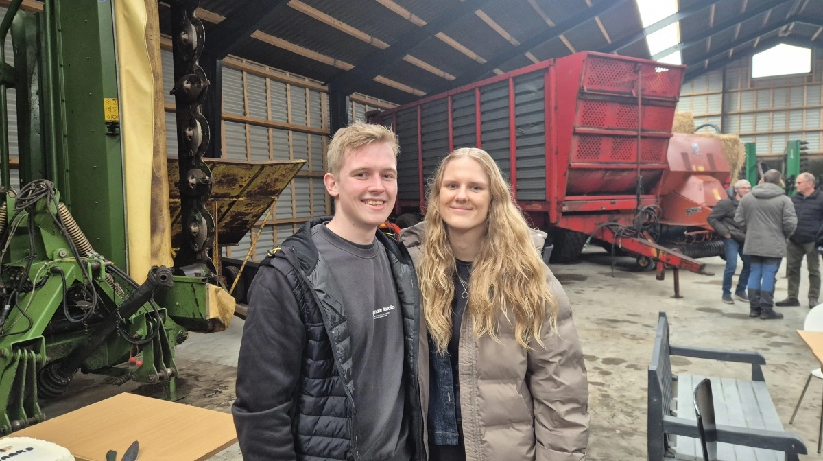 Den nye ejer, Andreas Obel Gadegaard, var »hamrende stolt«, da han officielt overtog driften af Lystbjerggård. Her er han sammen med kæresten. 