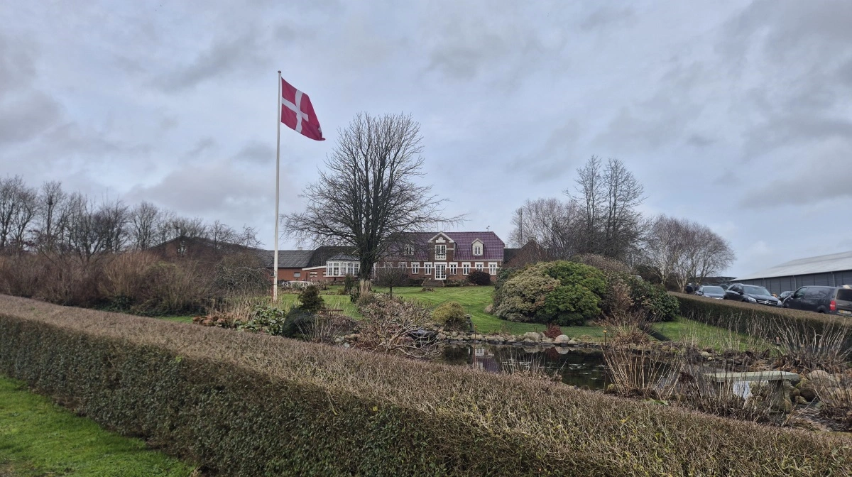 Flaget var hejst på Lystbjerggård, da salget blev markeret ved en sammenkomst ved gården. Op mod 150 lagde vejen forbi.  Fotos: Henning K. Andersen