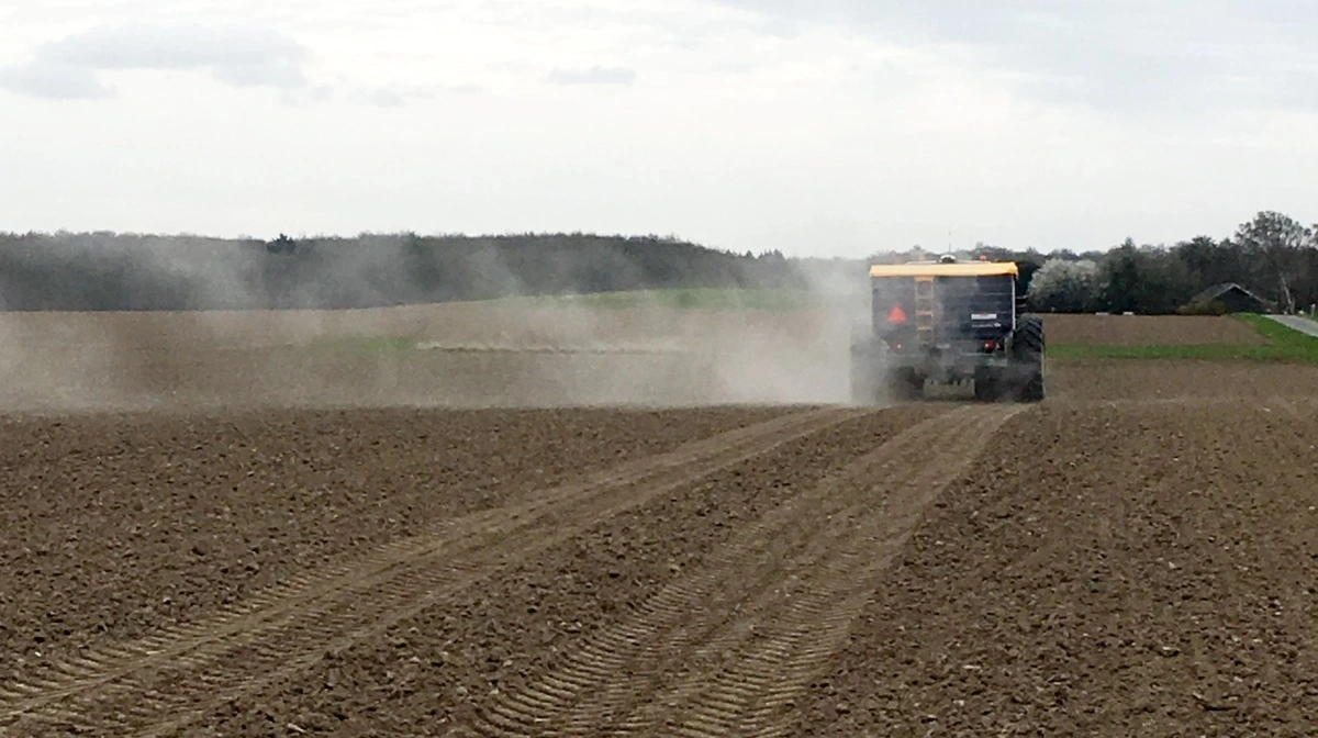 Gødskning er en forudsætning for planteavl. Her gødskes der i forbindelse med roesåning på Gunderslevholm Gods.  