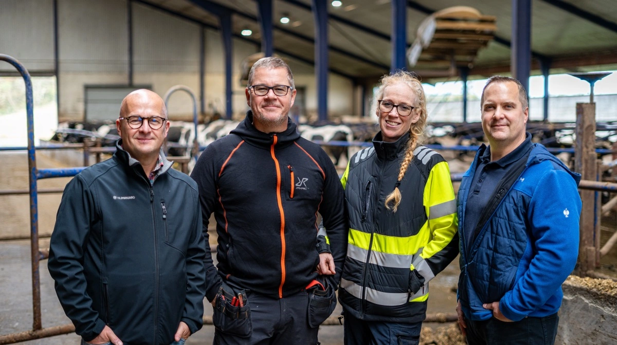 Norbert Trattner, Martin Greif, Jonna Greif og Dr. Tyler Turner står her samlet om deres fælles mål: at hjælpe højtydende køer bedre gennem varmestress med små, effektive løsninger.