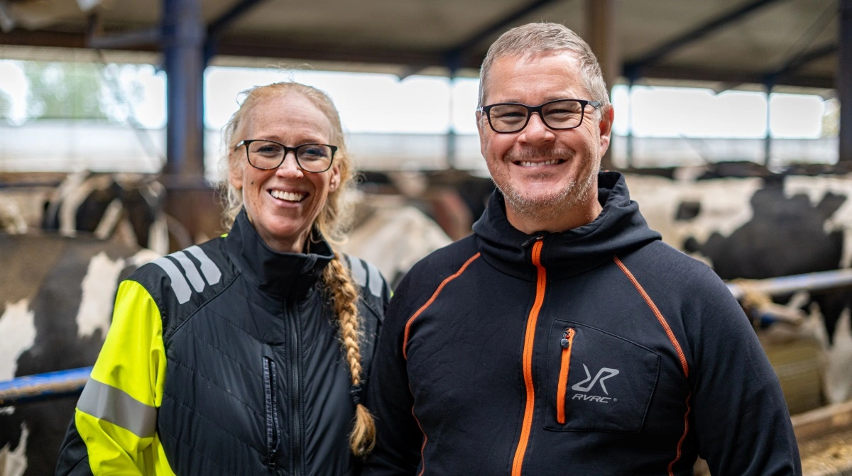 På Rosdala Gård står Jonna Greif (tv) og Martin Greif (th) skulder ved skulder i arbejdet med at holde køerne godt kørende gennem sommervarmen. Med omkring 1.000 årskøer og en højtydende besætning er fokus på trivsel og stabilt tørstofoptag afgørende.