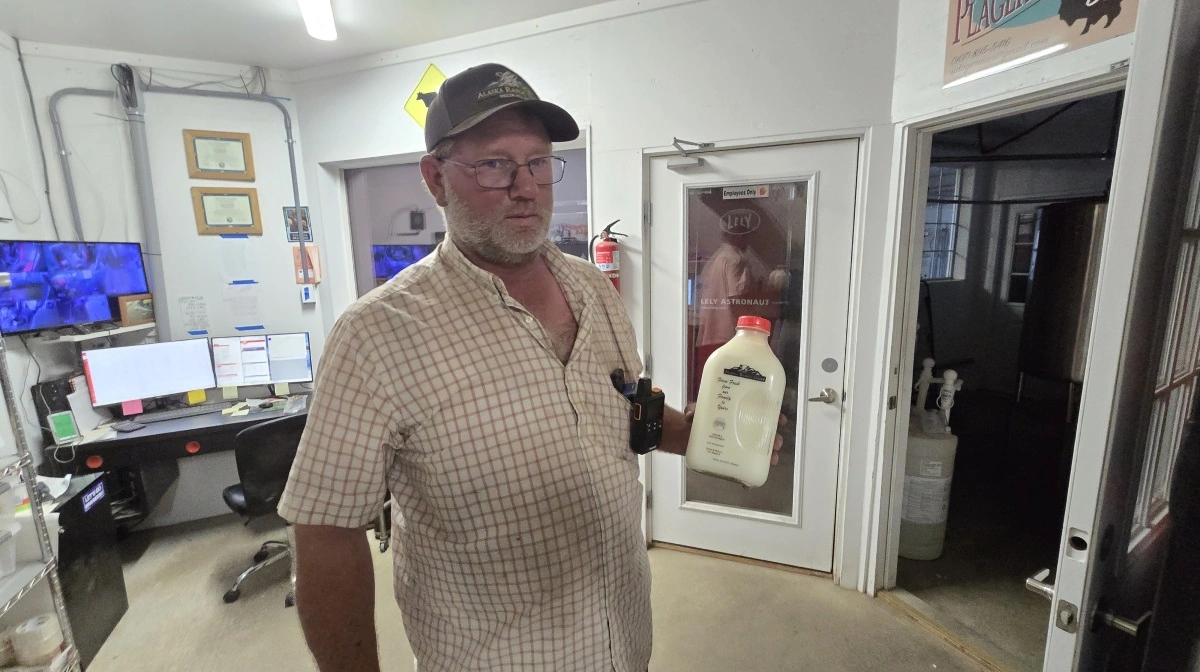 Mælken fyldes på flaske og i plastikdunke, der leveres direkte ud til butikkerne.