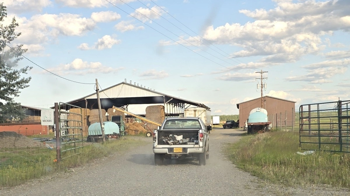 Scott Plagerman på vej i sin bil ind til familiens primære gård.