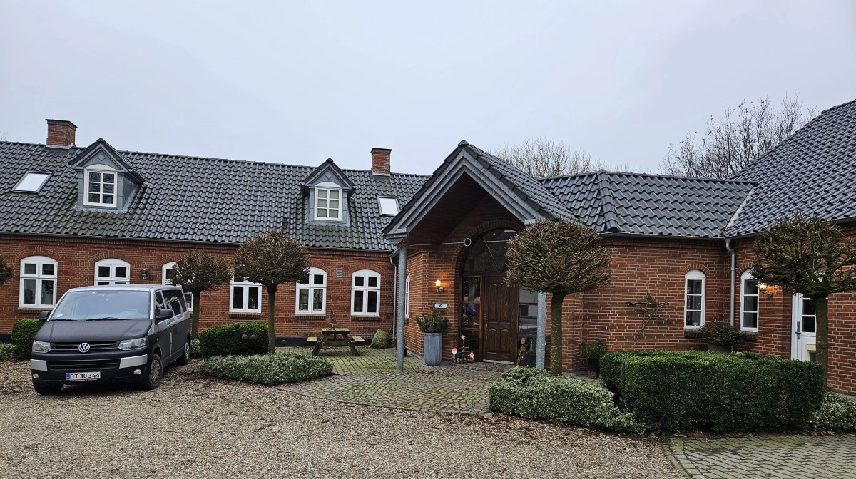 Vittarpgaard er løbende renoveret gennem tiden og fremstår nu som en moderne trelænget ejendom.