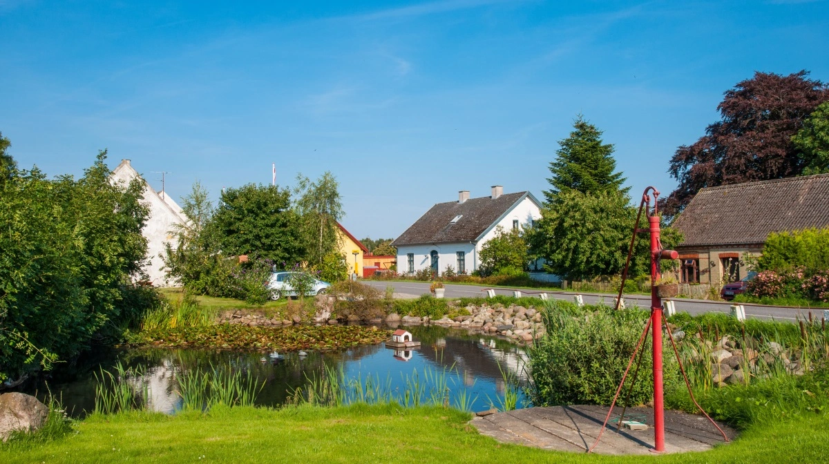 Danmarks næste kulturhovedstad behøver ikke nødvendigvis være en storby. Kulturministeren opfordrer repræsentanter fra alle byer til at tænke kreativt. Foto fra Askeby på Vestmøn: Colourbox