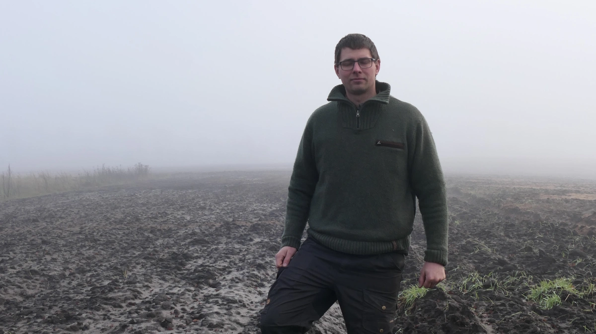 På det nye areal ved Karlskov er en såkaldt landbrugspløjning tilstrækkelig. Skovfoged Anders Brøgger Jensen forklarer, at der før plantning i foråret 2026 vil blive blindharvet inden plantning for at reducere ukrudtsmængden. Efter plantningen skal kulturen renses mekanisk de første to år. Fotos: Bøje Østerlund