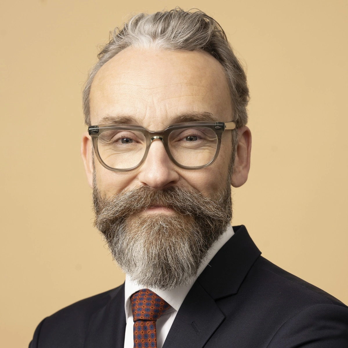 - Det (den type svar, red.) benytter ministerens sig af, mens der sidder en embedsmand ved siden af og smiler stort over hele ansigtet undervejs. En embedsmand, som (…) nu er i gang med at frikende sig selv med ministeren som mundstykke. lød det blandt andet fra Ole Birk Olesen fra Liberal Alliance under et samråd om slettede sms'er i minksagen. Foto: FT/Marie Hald
